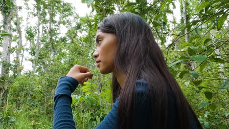 retrato de una mujer reflexiona en medio del bosque tropical