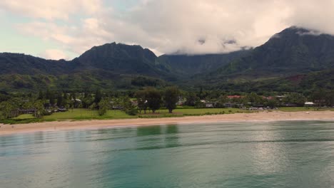 Hermosa-Toma-Aérea-De-La-Bahía-De-Hanalei-Y-Montañas-Verdes,-Playa,-Océano-Con-El-Río-Hanalei-Cerca-De-Princeville,-Kauai,-Hawai