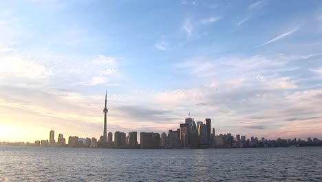 El-Horizonte-De-Toronto-Es-Encantador-Contra-Un-Cielo-De-Acuarela-Pastel