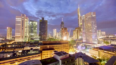 Wunderschöner-Nächtlicher-Zeitraffer-Der-Frankfurter-Skyline,-Deutsches-Stadtbild,-Sich-Bewegende-Wolken