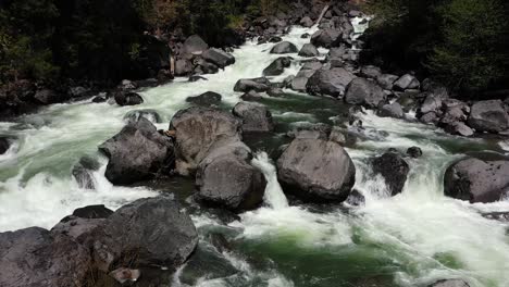 Vista-Aérea-De-La-Avenida-De-Rocas-Gigantes-Sección-De-Agua-En-El-Río-Rogue-Superior-En-El-Sur-De-Oregon