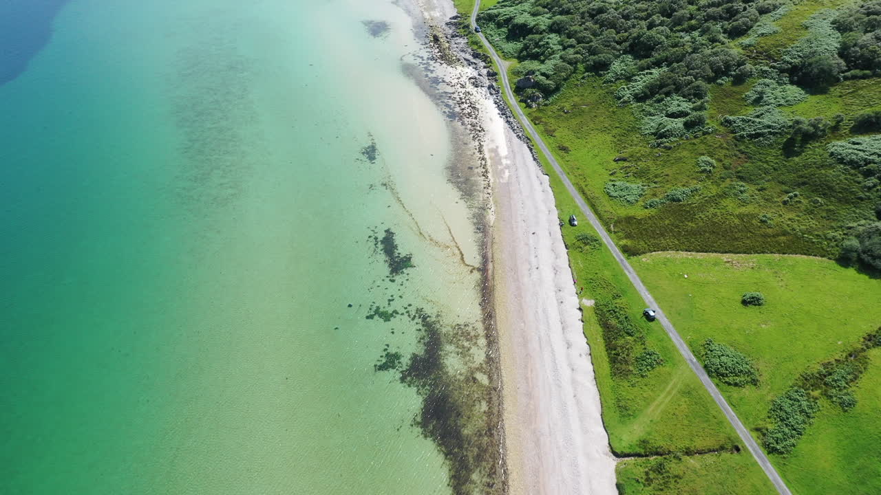 스코틀랜드의 이슬레이 섬에 위치한 은 푸른 바다와 하 해변을 내려다보는 공중 촬영, 밝은 빛 날에 촬영