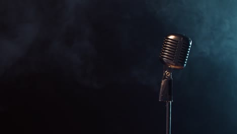 un clásico micrófono brillante