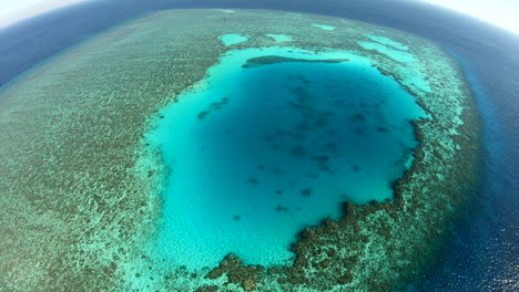 toma aérea con drones para el sitio de buceo en arrecifes de coral de abu nuhas en el mar rojo de egipto