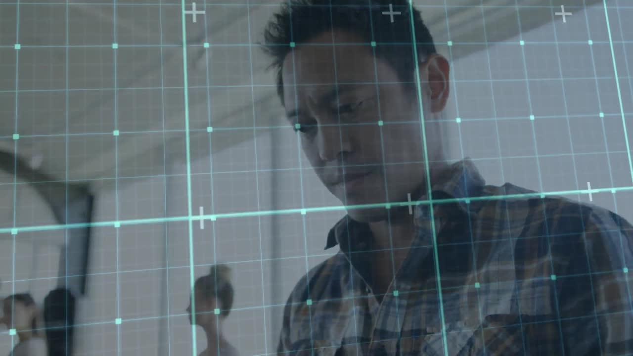 animación de la red de red sobre hombre asiático usando teléfono inteligente en la oficina.