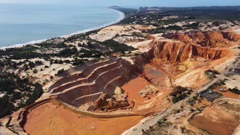 vista aérea de la extracción de arena que da forma a la costa rocosa de vietnam