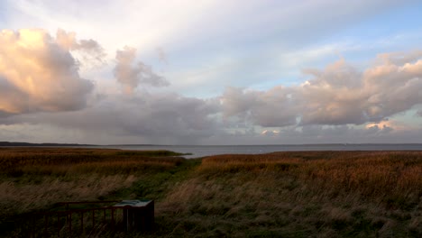 Verlorener-Platz-In-Der-Natur-Mit-Sich-Bewegenden-Wolken-über-Der-Landschaft