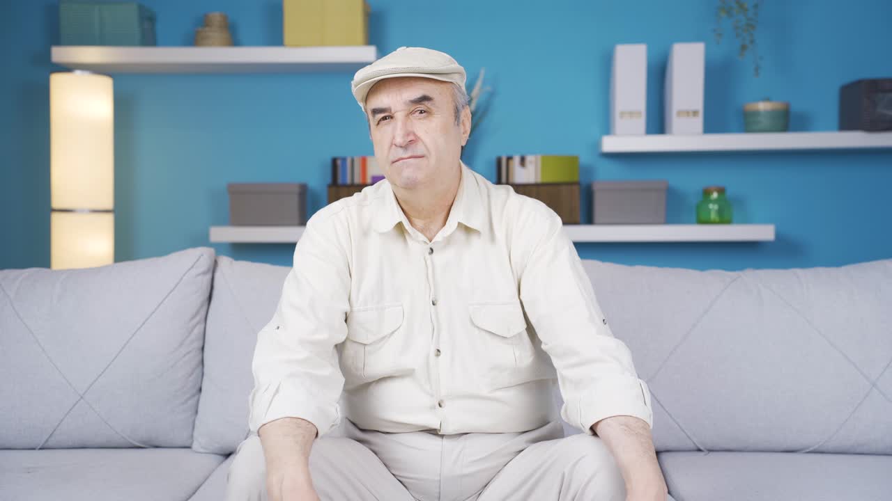 호기심 많은  ⁇ 은이가 듣고, 감청하고 있습니다.