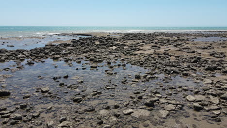 disparo de drones bajos de piscina de roca y océano en la reserva de east point en darwin, territorio del norte
