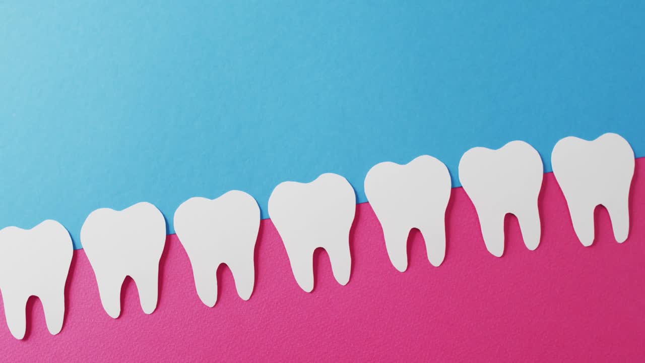 video de dientes de papel blanco en goma de mascar rosa sobre fondo azul con espacio para copiar