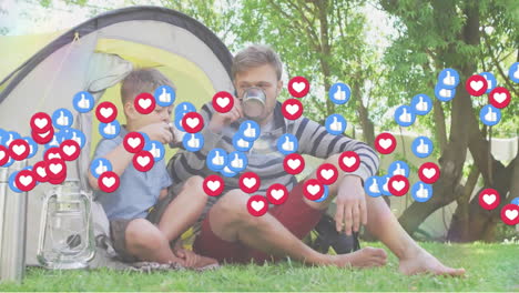 animación de iconos de las redes sociales sobre padre y hijo caucásicos sentados en una tienda en el jardín