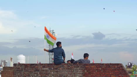 Orgulloso-Hombre-Indio-Con-Bandera-India