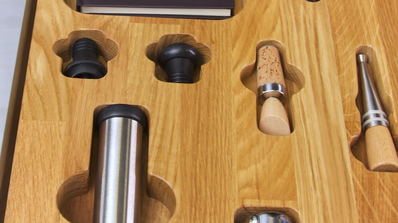 Conjunto de Saca-rolhas em Organizador de Madeira