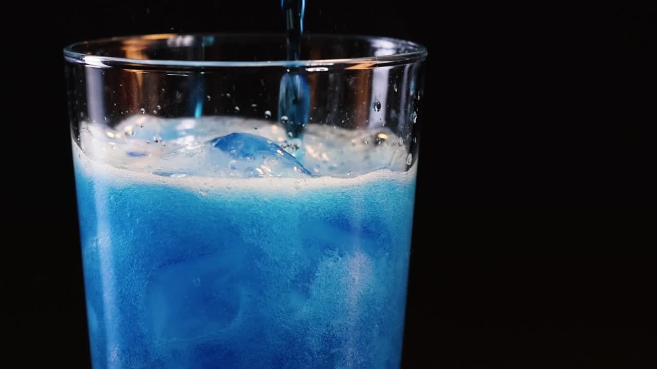 파란색 탄산 음료를 부어 놓고 정착합니다.