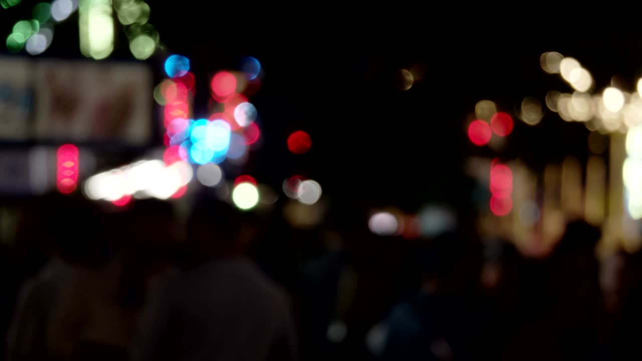 el recinto de la feria de carnaval por la noche. imágenes desenfocadas.