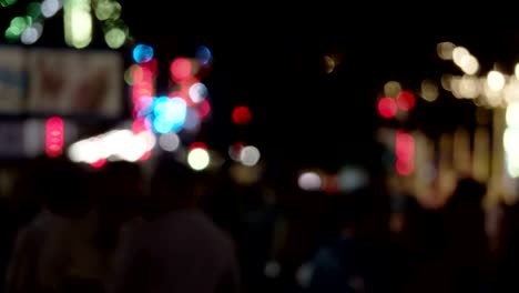 el recinto de la feria de carnaval por la noche. imágenes desenfocadas.