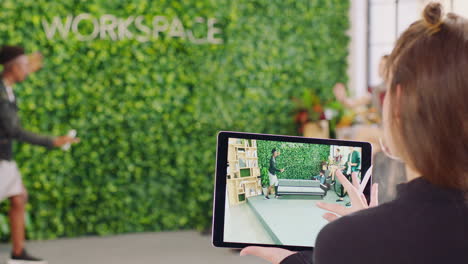 mujer, tableta y realidad aumentada para futuristas