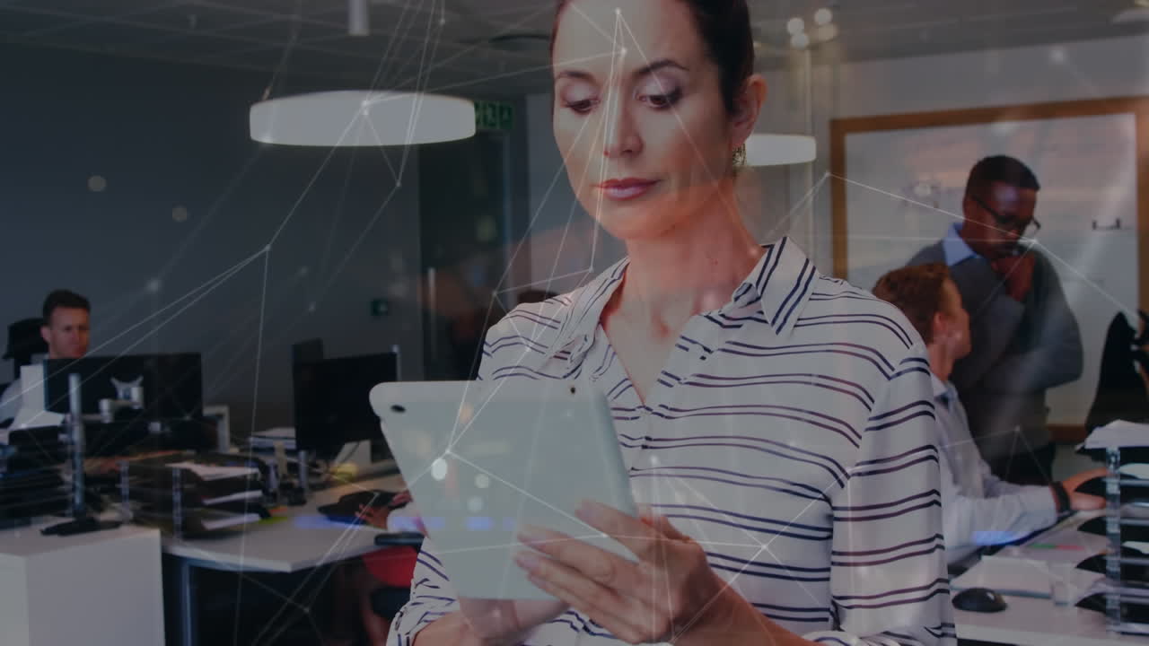 animación de una red de conexiones girando sobre una mujer caucásica usando una tableta digital en la oficina