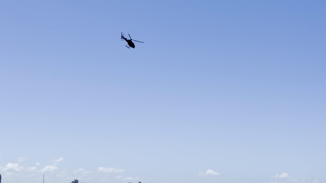 un helicóptero vuela sobre la pintoresca vía marítima de la costa de oro