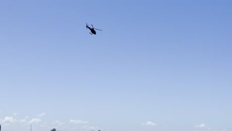 un helicóptero vuela sobre la pintoresca vía marítima de la costa de oro