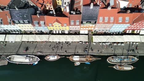 Antena-De-Arriba-Hacia-Abajo-Del-Puerto-De-Nyhavn,-Copenhague,-Dinamarca