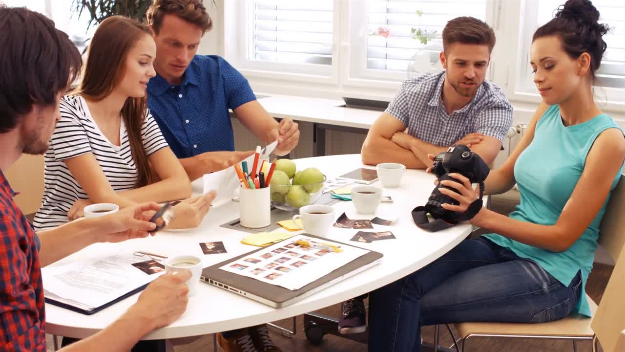 diseñadores gráficos masculinos y femeninos interactuando entre sí