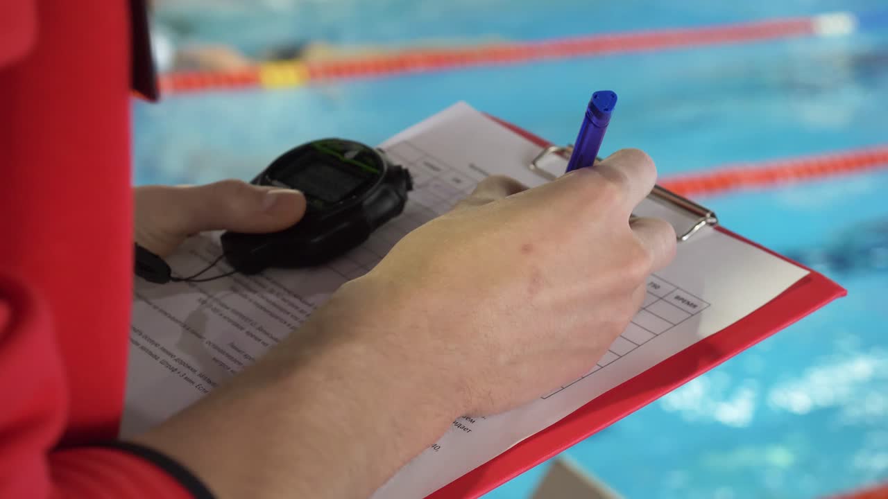 entrenador de natación registrando tiempos