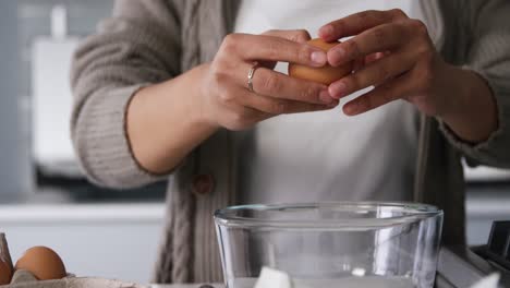 Mujer-Cocinando-Comida-En-La-Cocina