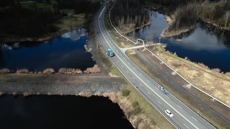 el tráfico en la autopista entre los lagos en un día gloriosamente soleado