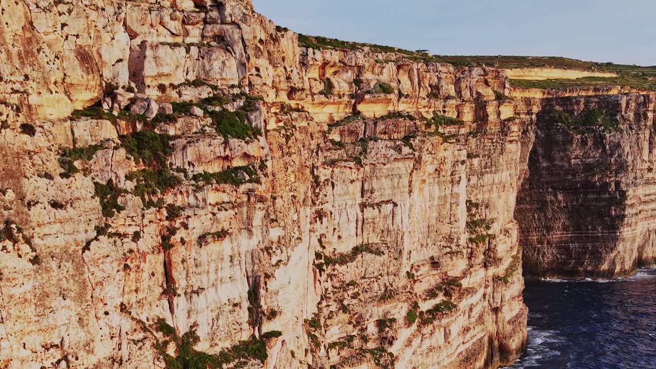 Esplorando le scogliere di Malta con vista sull'oceano in una giornata di sole