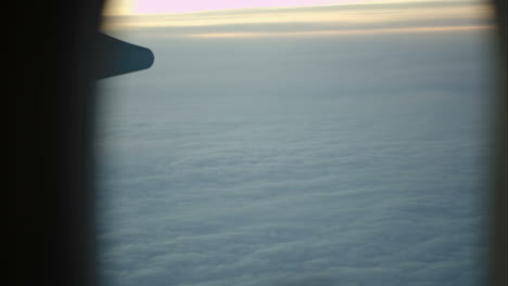 Mujer-Usando-Teléfono-Inteligente-Durante-El-Vuelo