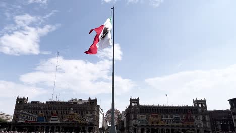 Zeitlupenaufnahme-Der-Mexikanischen-Flagge,-Die-Auf-Dem-Zocalo-Von-Mexiko-Stadt-Weht