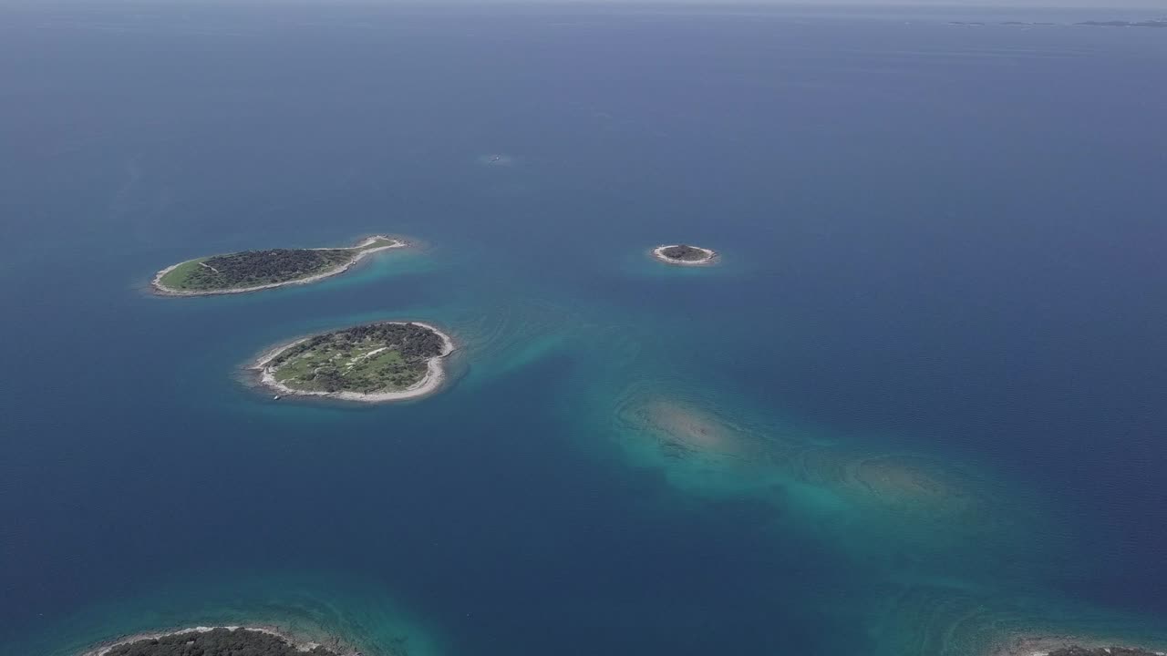 작은 사막 섬과 다채로운 바다, 브리주니 공원, 크로아티아에 대한 비행.
