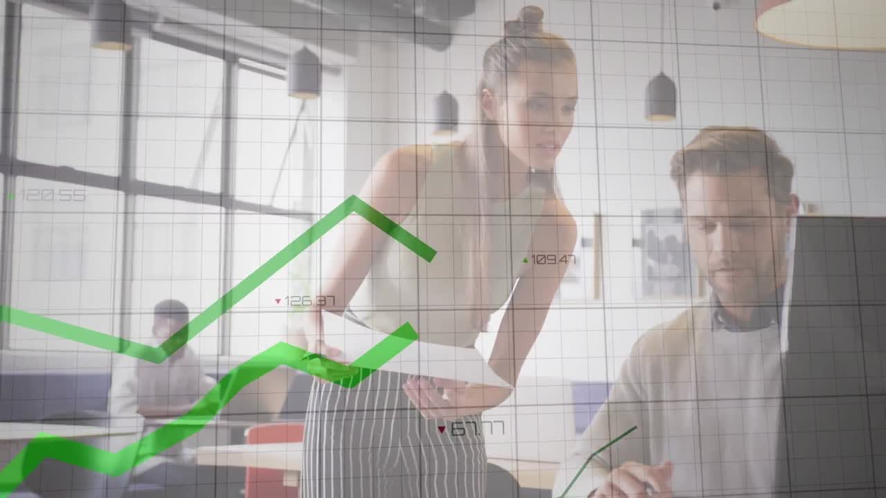 animación de los empresarios sobre las líneas verdes y el procesamiento de datos financieros.