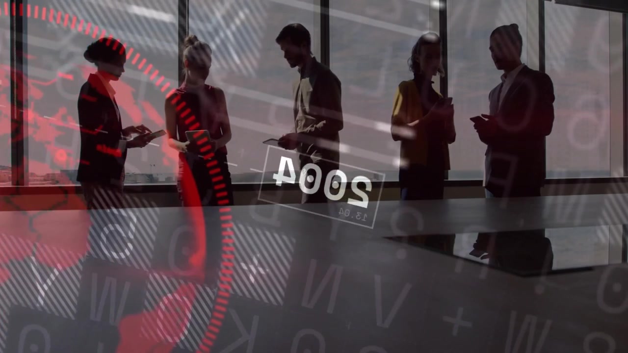 Forretningskolleger swiper på enheder på kontoret, aktiverer datamatrix med pulserende rødt HUD til analyse.