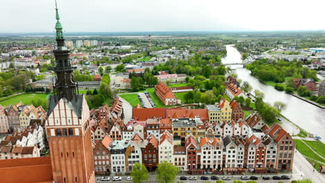 vista en ángulo alto del casco antiguo de elbląg con arquitectura histórica con la torre de la iglesia en primer plano y un río en la distancia