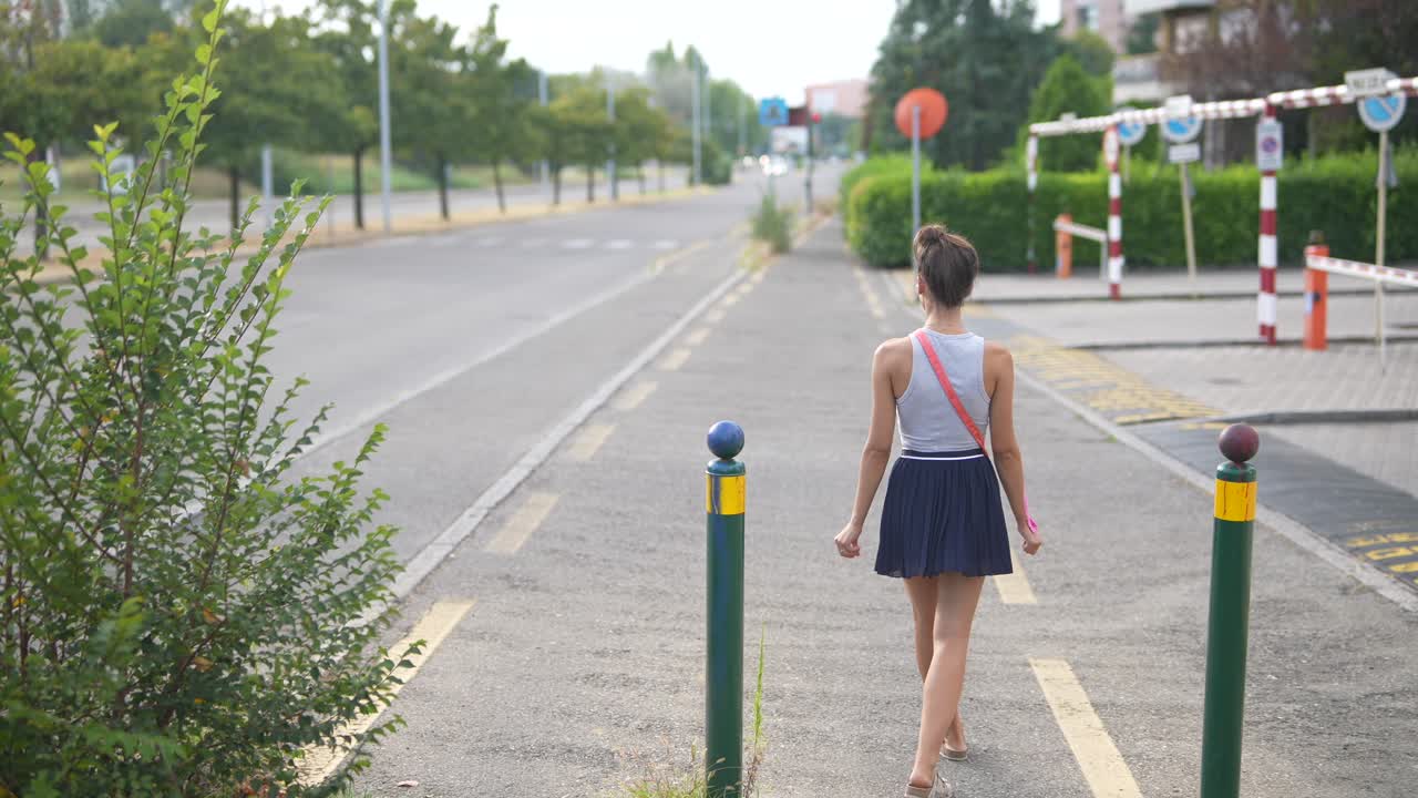 도시 거리에서 고 있는 여자
