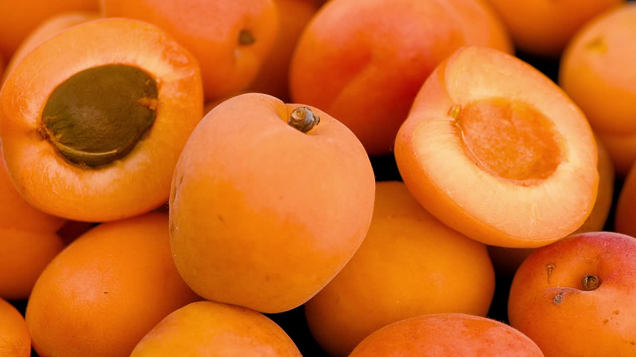 Abricots sur une assiette tournante (boucle continue).