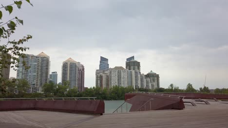 rascacielos de la ciudad desde una plataforma junto al río pan se acercó al monumento memorial drive de calgary, alberta, canadá