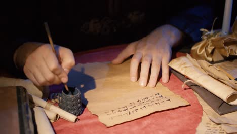 escritura de letras inglesas en un antiguo lugar histórico.