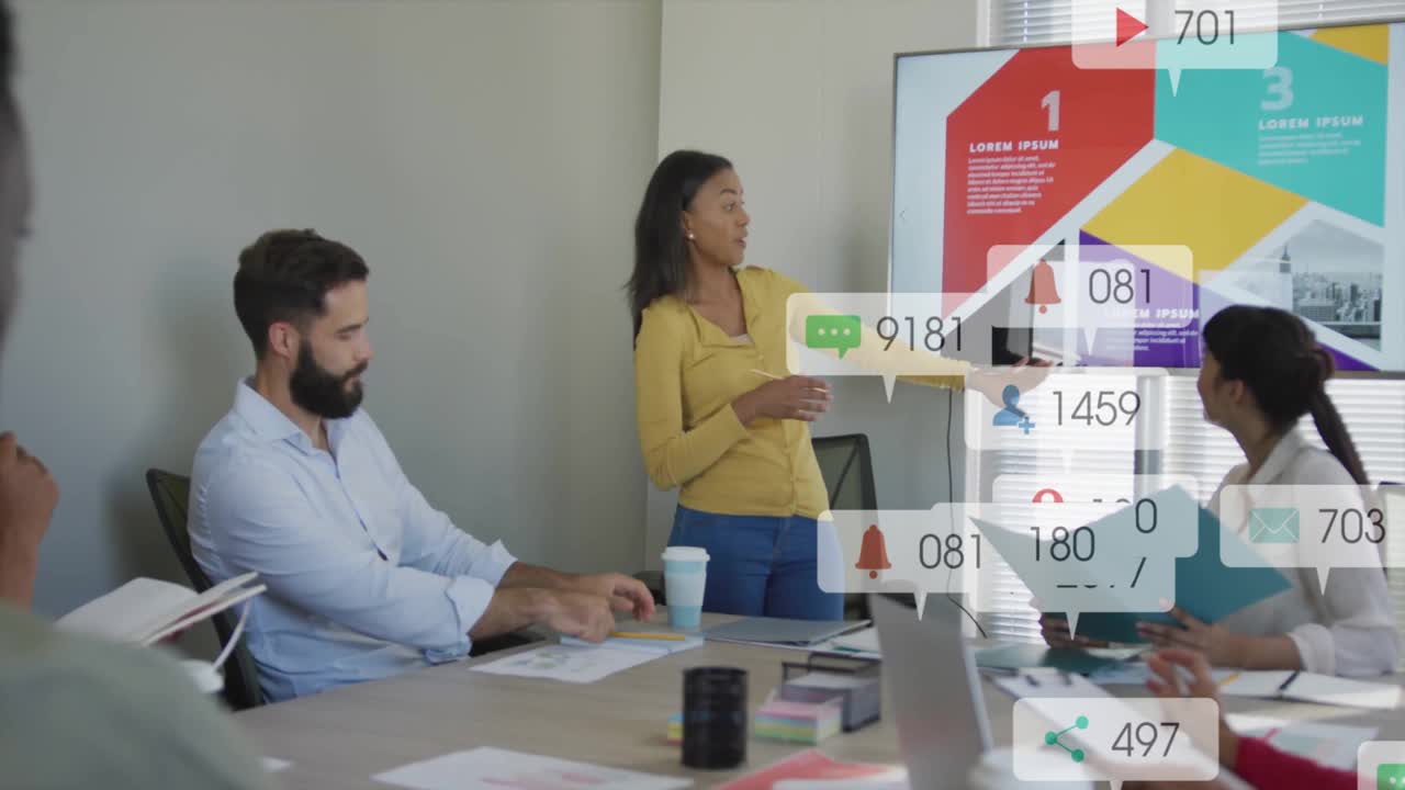 Comercializador tocando la pantalla en una reunión mostrando un creciente compromiso en redes sociales con iconos flotantes