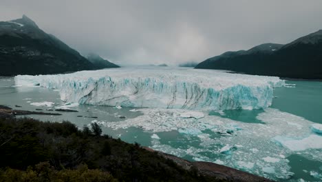 Día-Nublado-Sobre-El-Enorme-Campo-De-Hielo-Del-Glaciar-Perito-Moreno-En-Argentina,-Patagonia