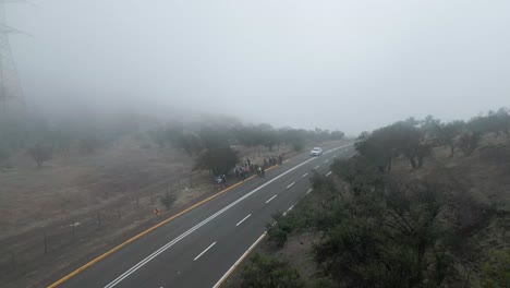 Radfahrer-Radfahren-An-Einem-Bewölkten-Tag-In-Der-Gemeinde-Barnechea,-Chile