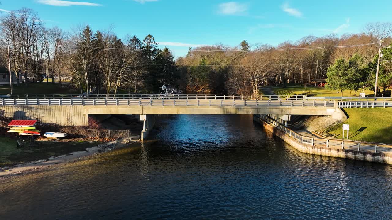 다리 위로 천천히 상승하여 근처의 미시간 호수를 보여줍니다.