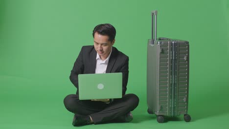 hombre de negocios trabajando mientras viaja