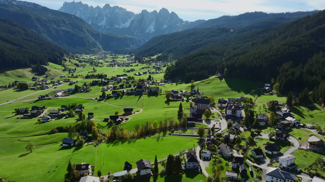 hermoso paisaje aéreo del municipio de gosau en la alta austria, europa