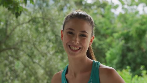 mujer sonriendo a la cámara