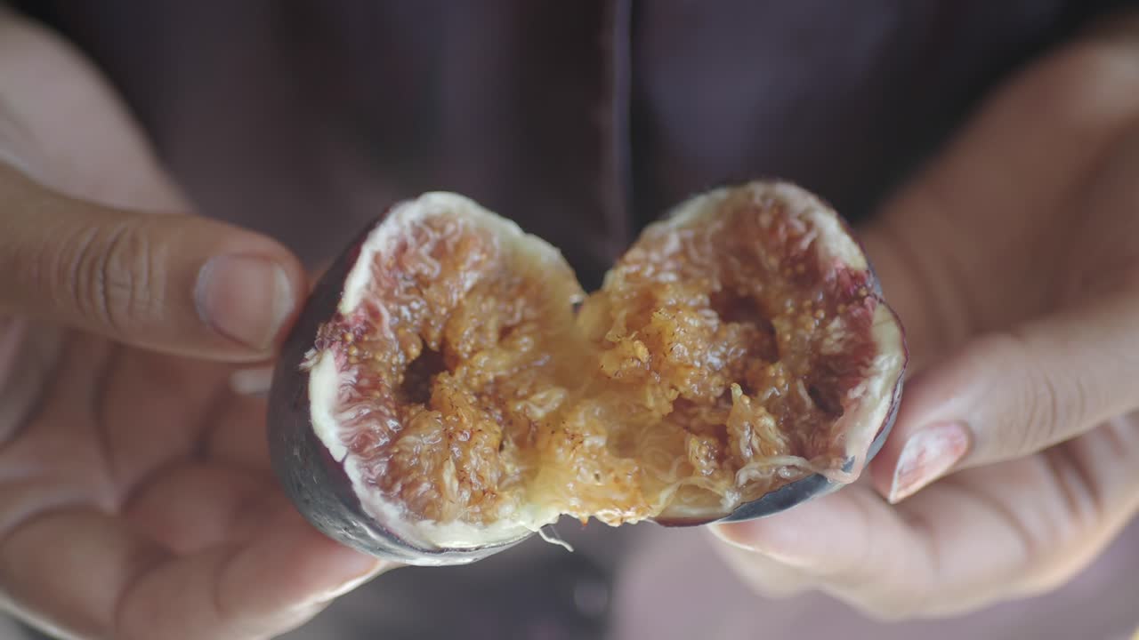 손 에 잡힌 무화과 의 클로즈업