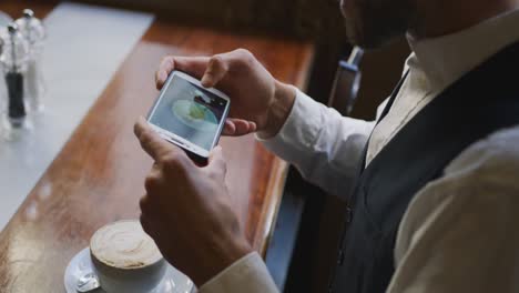 Joven-Profesional-En-Una-Cafetería