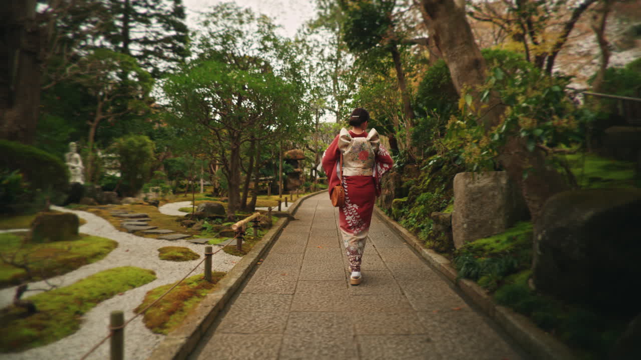 Kimono Giyen Bir Kadın Japon Bahçesinde Yürüyor